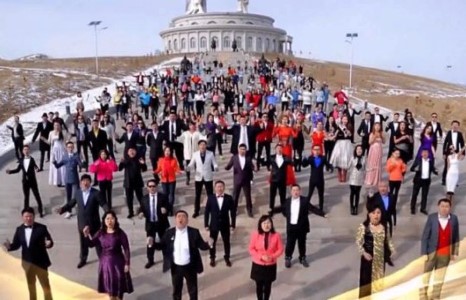  “Хошин урлагийнхан наймаалцжээ”