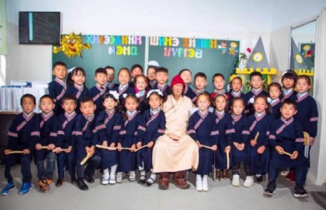 С. Жавхлан анхны цалингаараа сурагчдад дүрэмт хувцас бэлэглэжээ