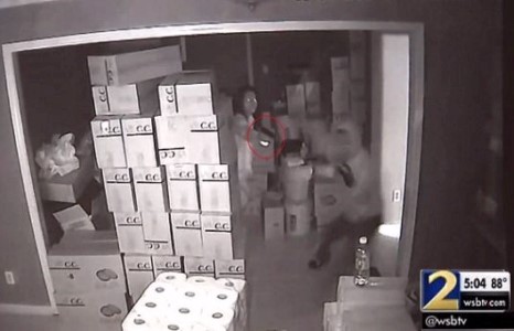 Турьхан эмэгтэй зэвсэгт дээрэмчдийн халдлагыг няцааж нэгийг нь хөнөөж байгаа бичлэг