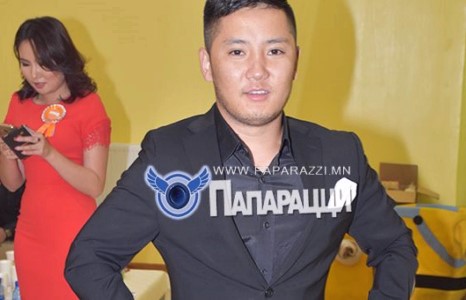  “Нүдэнд дулаахан дуучин залуу”