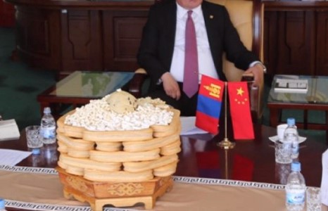 Шашин, төрийг хослуулан баригч сайдтан л дутаж гэнэ