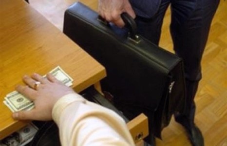 Судалгаа: Улстөрчид, хуулийнхан хүзүү, сээрээрээ холбогджээ