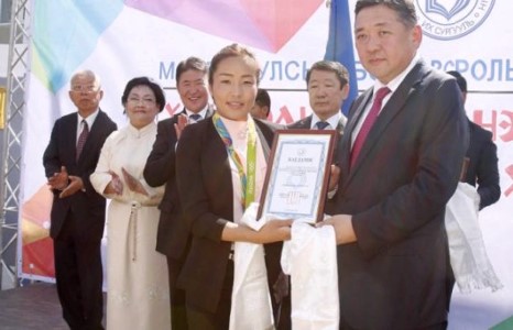 МУБИС-ийн оюутан Д.Сумъяа, Д.Отгондалай хоёрт тэтгэлэг гардууллаа
