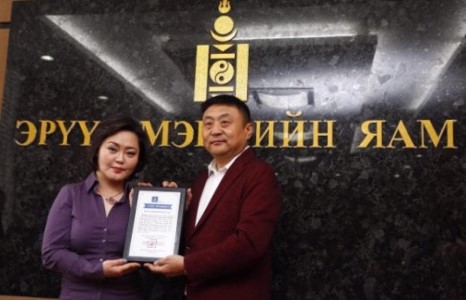 ЭМЯ-ны Төрийн нарийн бичгийн дарга Д.Очирбат жүжигчин Г.Ундармаад талархал илэрхийллээ