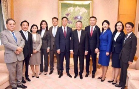 Эмэгтэй гишүүд ичихээ байжээ