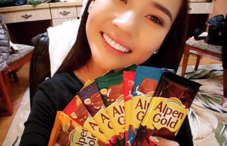 Жүжигчин Дөлгөөн “нууц”-аасаа бэлэг авсаар