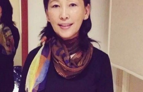 Шуугиан таригч Нора-гийн ээж ийм залуухан гэж үү