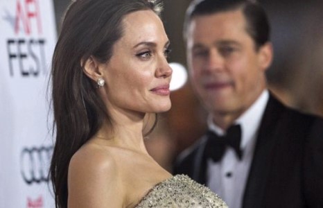 Анжелина Джоли араб эртэй амраглаж нөхрөө араар тавьсан нь илэрлээ