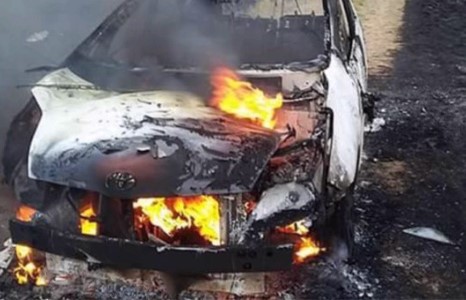 Приус машинтай жолооч нарт анхааруулж байна