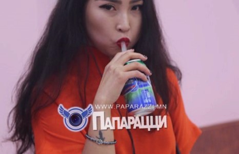 Маралжингоо уруулаа унжуулсаар