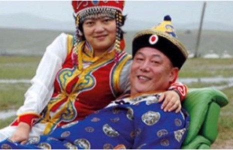 Монгол эмэгтэйг зодсон өвөрлөгч Чин Алимусу цагдаад хахууль өгөөд эргээд “матжээ”