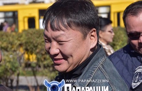 “Шар айраг”-н Г.Ганхүү FLASH хамтлагийн дүү нараа доош нь хийлээ