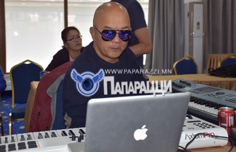 “Өл халзан Халиуны өндөг шиг гялаан толгой”