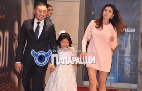 “Эхнэр, охин хоёроороо гоёсон жүжигчин Амараа”