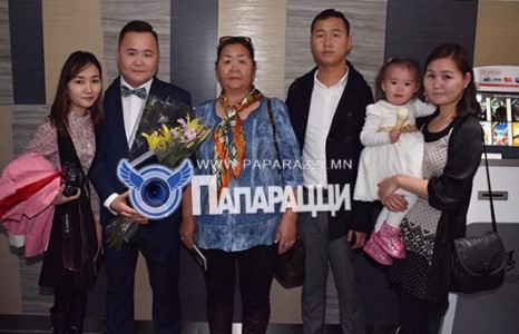  “Жүжигчин залуугийн үнэхээр адилхан гэр бүлийн гишүүд”