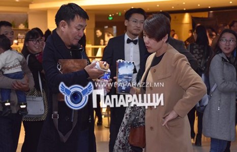 “Помогите нам”-ын панз наймаачин энд давхиж явна