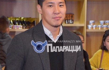 Өөртөө тун ч итгэлтэй загвар өмсөгч залуу