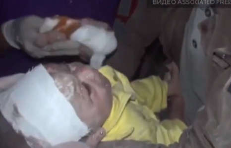 Сирийн аврагч 1 сартай охины амийг нурангиас аварчээ /видео/