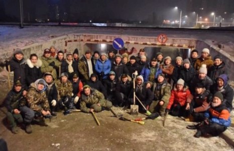 Иргэд сайн дураараа цас цэвэрлэж байна