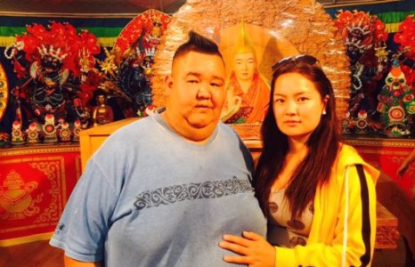 Ноён Бондгор ээжүүдээ магтан дуулна 