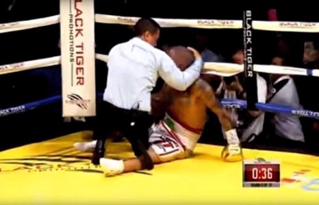 Өрсөлдөгчөө нам цохин, дасгалжуулагчтай нь зодолджээ