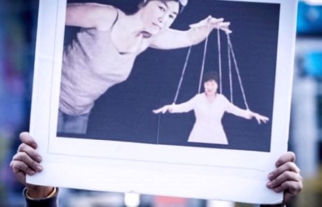 Пак Гын Хэ-г эсэргүүцэгчид Сөүлд жагсав