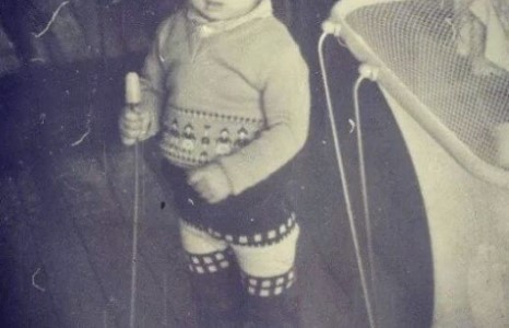 Энэ хэний багын төрх вэ  