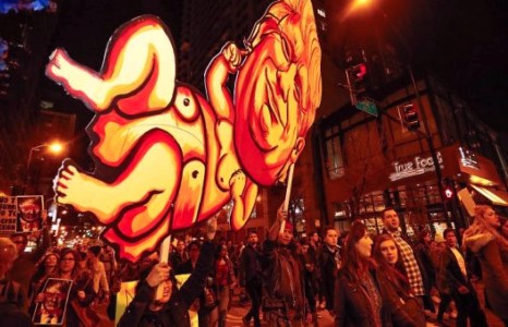 Трампыг эсэргүүцэж, Мадонна, Шер тэргүүтэй мянга мянган хүмүүс жагсаж байна