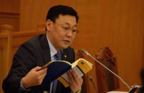 Хэнтийн нуруугаар оролдож байхаар хэдэн машин авч цасаа цэвэрлэе