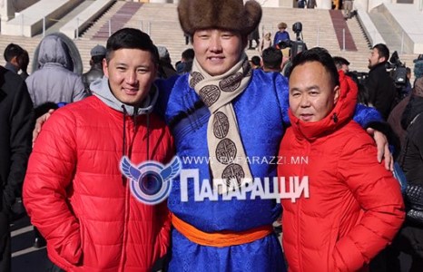 Төрийн далбаа шиг гурван залуу гэнэ дээ