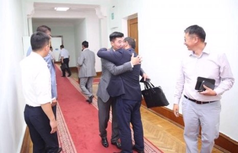 Ам.доллар тэнгэрт хадаж Ардын намынхан тэврэлдэх цагаар