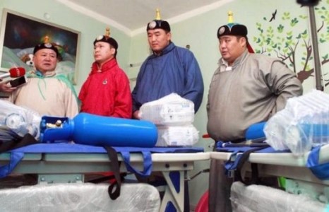 Говь-Алтай аймгийн бөхчүүд Эх нялхсын эмнэлэгт тоног төхөөрөмж хандивлажээ