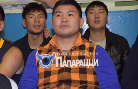 Улс төрөөр яахав дээ, барилдаад л явж байсан нь дээр