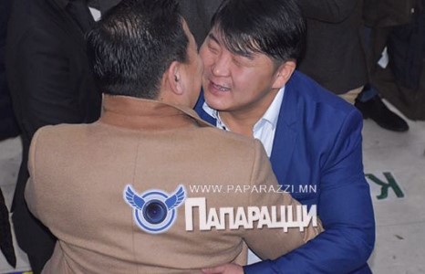 Аглуу ахдаа үнсүүлдэг билээ би 