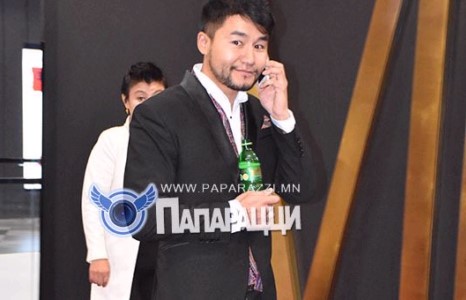 Амгаа, чи найз охинтой болсон юм уу? Аль эсвэл...