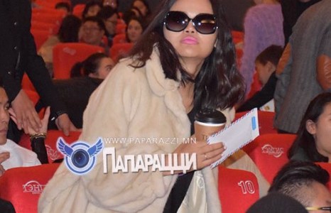 “Гурван охин”-ы Солонгоог ийм төрхтэй явж байвал танихгүй л юм байна 