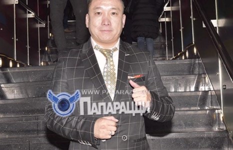 Шоотой пиджаканд цулгай өмд “шахсан” жүжигчин Мөөжиг  