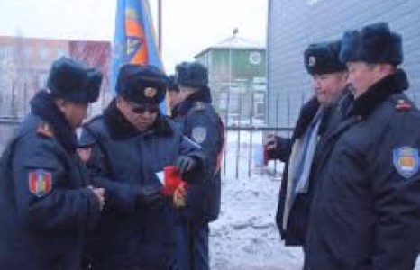 Онцгой байдлын ажилчид цас цэвэрлэх гэж байна 