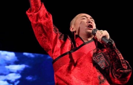 Дуучин Амрааг өмөөрч жагсана