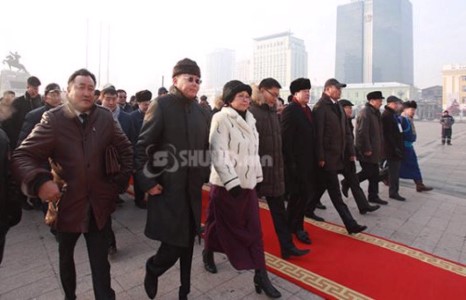 ФОТО: Эсэргүүцлийн лоозонтой АН-ын их хурал