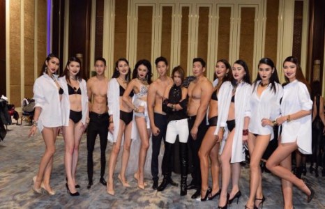 Э.Халиун Монголд анх удаа ”Хагас нүцгэн шоу”-гаар тэсрэлт хийлээ 