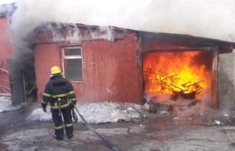 Гурван хүүхдээ гэрт нь цоожилсноос ГАЛД ӨРТӨЖ амиа алджээ