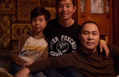  ”САЙН ААВ” УРАН САЙХНЫ КИНО ҮЗЭГЧДИЙН ДУНД ХҮЛЭЭЛТ ИХТЭЙ БАЙНА.