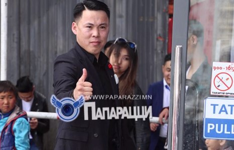 “Миний ах атаман”-ы Шагай эхнэрээсээ өөр хэдэн бүсгүйтэй нэг оронд орсноо дэлгэлээ