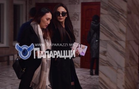 Муухан эмэгтэйгээс дээр харагдах трансжендер Солонго