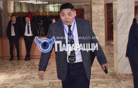 Том биетэй хүмүүс хөлөөрөө даардаггүй юм байна дөө