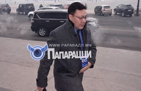 Хөмсгөө юунд зангидана вэ, Батзандан гишүүн ээ