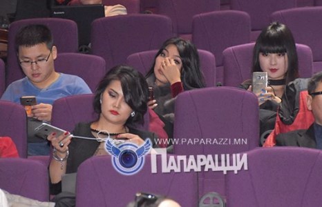 Жүжигчин Хулангийн сельфи 