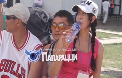 Адьяа ахынхаа өвөр дээр алжаалаа тайлсан мөч