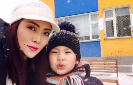 С.Сэрчмаа охинтойгоо зэрэгцээд